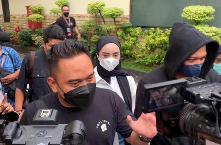Istri Doni Salmanan, Dinan Fajrina (mengenakan kemeja putih) menjenguk suami di Mabes Polri, Selasa (22/3/2022). (MataMata.com/Adiyoga Priyambodo)