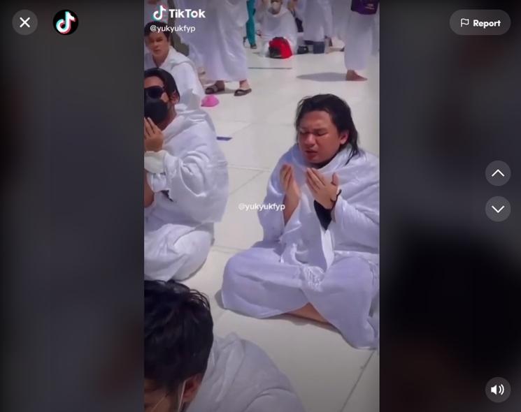 Momen Keanu AGL khusyuk berdoa saat umrah. (TikTok/@yukyukfyp)