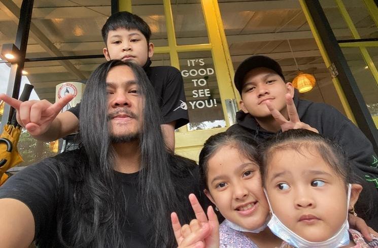 Potret anggota club motor The Prediksi momong anak. (Instagram/@stevi.item)