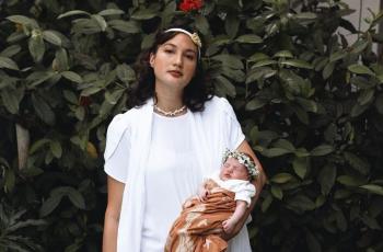 10 Potret Bayi Seleb dengan Pakaian Adat, Anak Nadine Chandrawinata Paras Bule Menjelma Jadi Gadis Bali