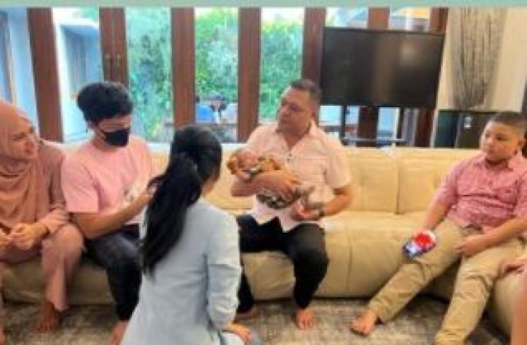 Momen Raul Lemos Gendong Baby Ameena (Instagram/krisdayantilemos)