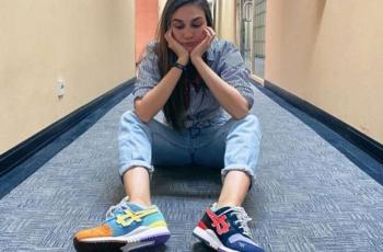 5 Potret Artis Pakai Sepatu Beda Warna, Kembali Hidupkan Tren Mismatched Shoes