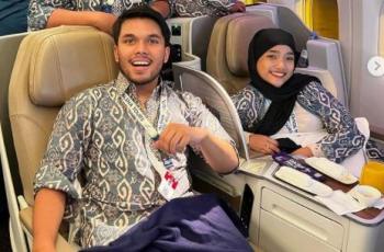 Sikap Fuji di Depan Ka'bah Dikomentari: Posenya Nggak Banget!