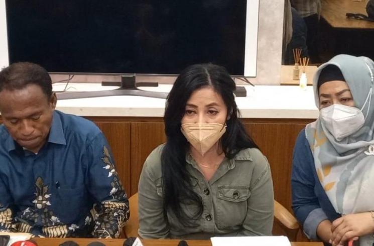 Mantan istri Attila Syach, Bunga Sophia (tengah). (MataMata.com/Adiyoga Priyambodo)