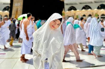 Fuji Melenggang Bak Model Pakai Baju Syar'i di Jalanan Arab Saudi: Masya Allah Sedap Dipandang