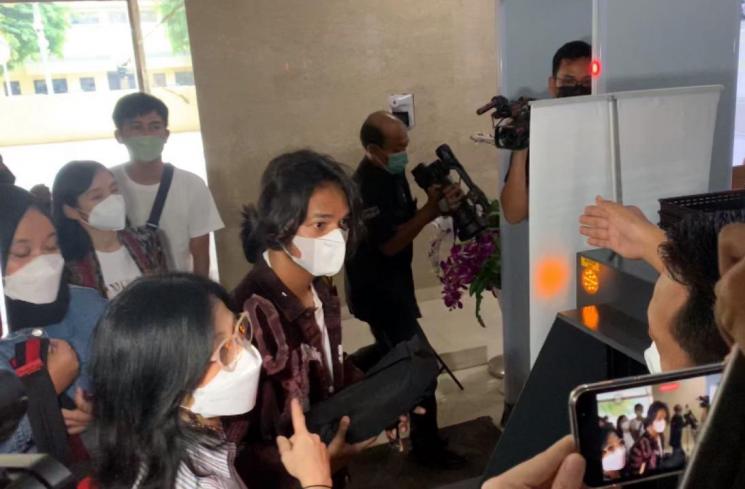 Alffy Rev menjalani pemeriksaan di Bareskrim Polri. (MataMata.com/Adiyoga Priyambodo)