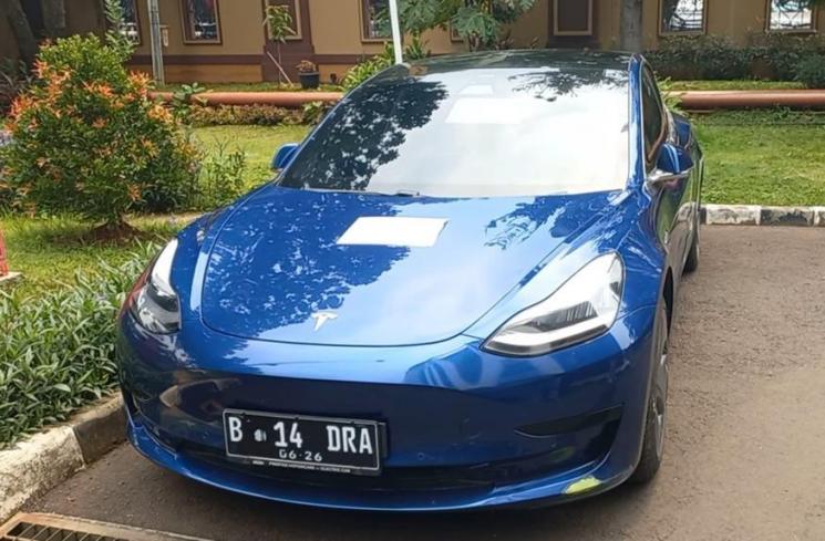 Bareskrim Porli memamerkan mobil Tesla Indra Kenz. (MataMata.com/Adiyoga Priyambodo)