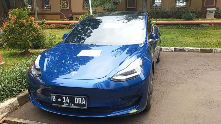 Bareskrim Porli memamerkan mobil Tesla Indra Kenz. (MataMata.com/Adiyoga Priyambodo)