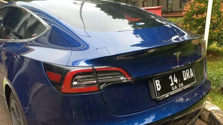 Bareskrim Porli memamerkan mobil Tesla Indra Kenz. (MataMata.com/Adiyoga Priyambodo)