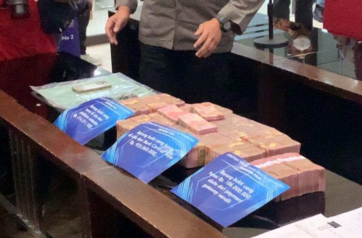 Uang sitaan Rp 1,1 miliar dari Indra Kenz. (MataMata.com/Adiyoga Priyambodo)