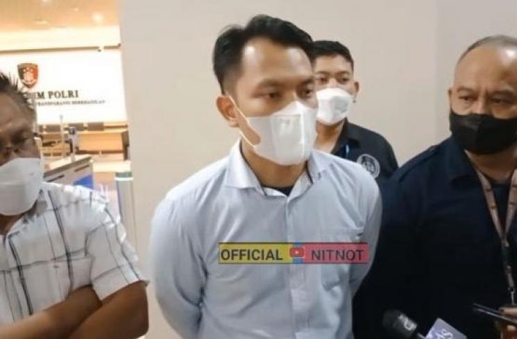 Nanda, korban investasi bodong ditemani pengacara. (YouTube/Official NitNot)