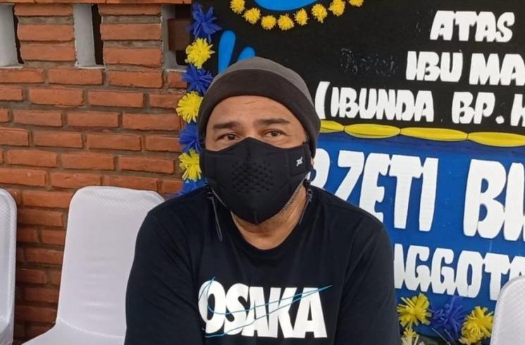 Harvey Malaiholo di rumah duka sang ibu. (MataMata.com/Adiyoga Priyambodo)