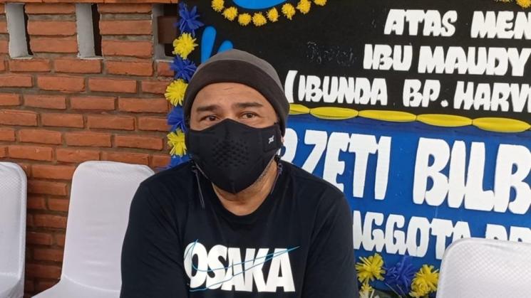 Harvey Malaiholo di rumah duka sang ibu. (MataMata.com/Adiyoga Priyambodo)
