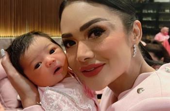 9 Pesona Krisdayanti Jadi Nenek di Usia 47 Tahun, Bahagia dengan Kehadiran Cucu Pertamanya