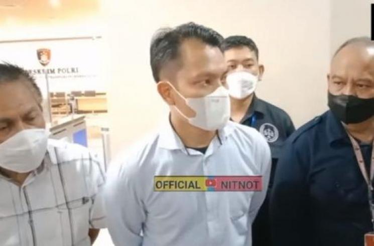 Nanda, korban investasi bodong ditemani pengacara. (YouTube/Official NitNot)