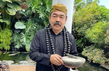7 Gaya Kocak Adam Suseno, Suami Inul Daratista Tirukan Pawang Hujan Mandalika