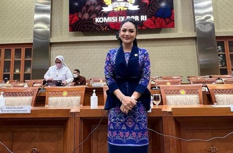 Pesona Krisdayanti Jadi Nenek di Usia 47 Tahun (Instagram/krisdayantilemos)