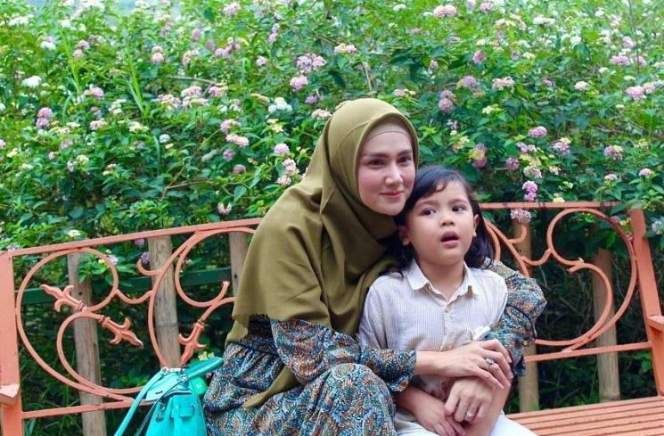 Mulan Jameela dan anak bungsunya, Muhammad Ali. (Instagram/@mulanjameela1)