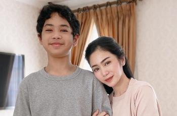 11 Potret Kedekatan Bunga Zainal dan Anak Sulung: Sudah Lebih Tinggi dari Mamanya, Nih!