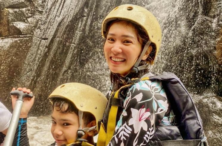 Potret Kedekatan Bunga Zainal dan Anak Sulung. (Instagram/@bungazainal05)