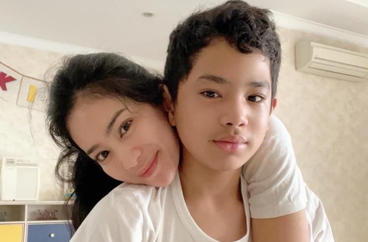 Potret Kedekatan Bunga Zainal dan Anak Sulung. (Instagram/@bungazainal05)