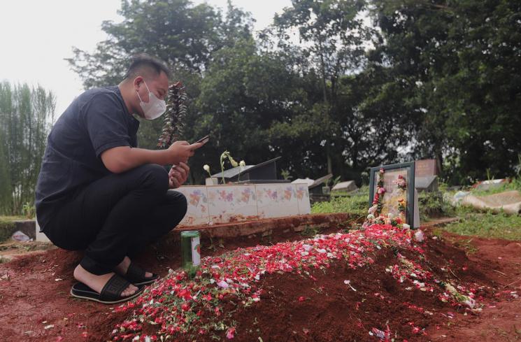 Vicky Prasetyo Ziarah ke Makam Ibunda Kalina Oktarani. (MataMata.com/Angga Budhiyanto)