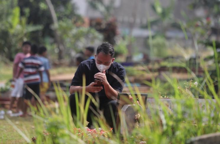 Vicky Prasetyo Ziarah ke Makam Ibunda Kalina Oktarani. (MataMata.com/Angga Budhiyanto)
