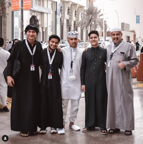 Putra Siregar pemilik PStore bersama rekan artis. (Instagram/duniamanji)