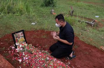 Vicky Prasetyo Tertunduk Lemas di Depan Makam Ibunda Kalina Oktarani