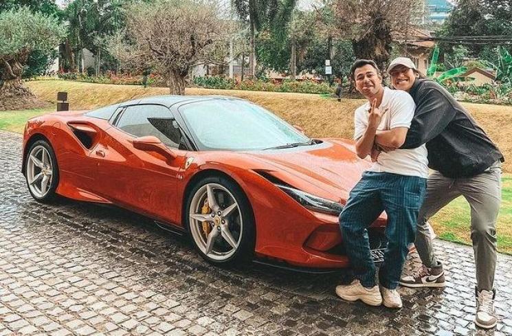 Artis Hobi Koleksi Mobil Mewah (Instagram/raffinagita1717)
