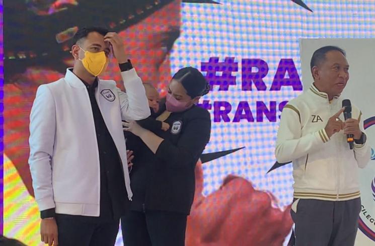 Raffi Ahmad dan Nagita Slavina di acara Superstar Announcement RANS Cilegon FC di kantor Prestige Motorcars di kawasan Pluit, Jakarta, Selasa (29/3/2022). (MataMata.com/Adiyoga Priyambodo)