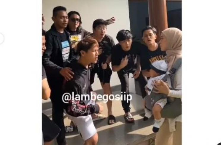 Rizky Billar menggoda anaknya (instagram.com/@lambegosiip)