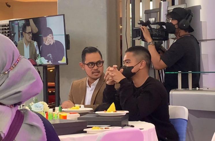 Gilang Widya Pramana alias Juragan 99 dan Kaesang Pangarep di acara Superstar Announcement RANS Cilegon FC di kantor Prestige Motorcars di kawasan Pluit, Jakarta, Selasa (29/3/2022). (MataMata.com/Adiyoga Priyambodo)