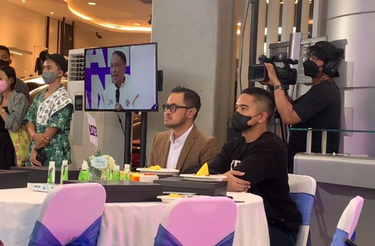 Gilang Widya Pramana alias Juragan 99 dan Kaesang Pangarep di acara Superstar Announcement RANS Cilegon FC di kantor Prestige Motorcars di kawasan Pluit, Jakarta, Selasa (29/3/2022). (MataMata.com/Adiyoga Priyambodo)