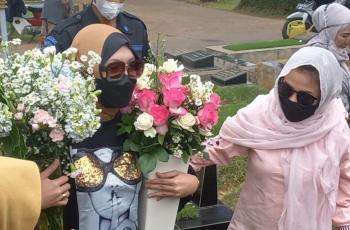 Hias Makam Adjie Massaid dengan Bunga Jelang Ramadhan, Angelina Sondakh Beri Pesan ke Petugas TPU