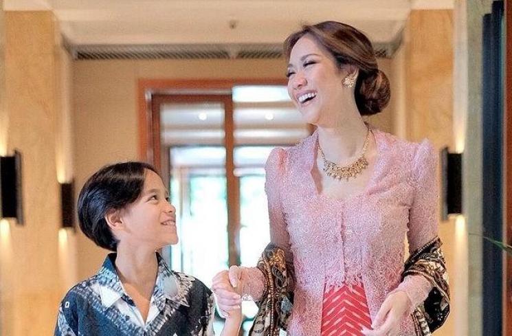 Gaya Anggun Bunga Citra Lestari Pakai Kebaya (Instagram/bclsinclair)