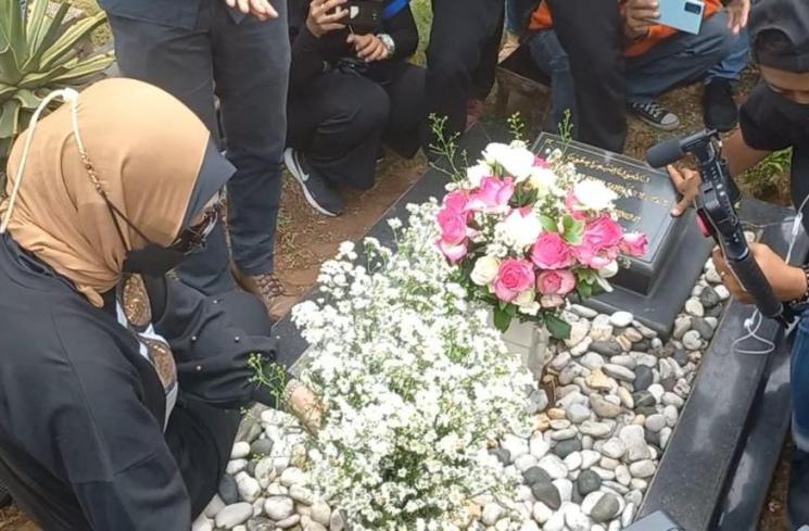 Angelina Sondakh ziarah ke makam Adjie Massaid (Matamata.com/Adiyoga Priyambodo)