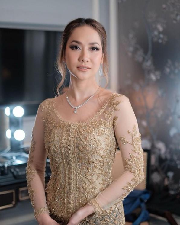 Gaya Anggun Bunga Citra Lestari Pakai Kebaya (Instagram/bclsinclair)