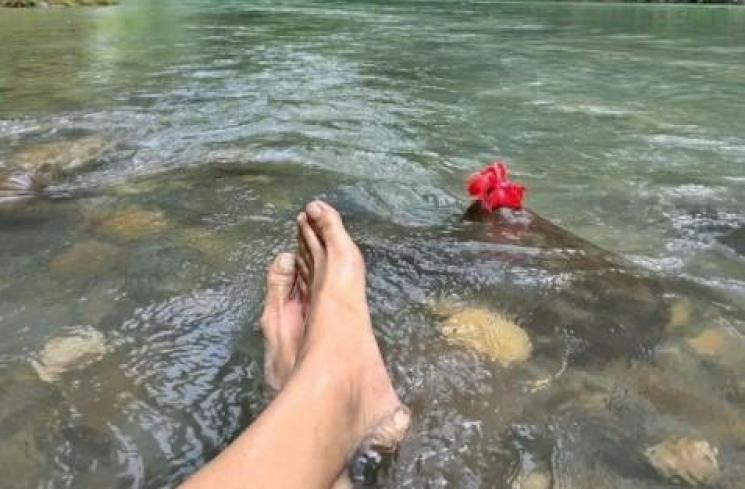 Nicholas Saputra Berenang di sungai (Instagram/@nicholassaputra)
