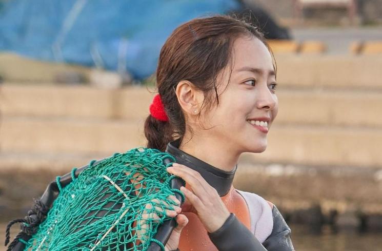 Adu Gaya Shin Min Ah dan Han Ji Min di Our Blues (Instagram/@tvn_drama)