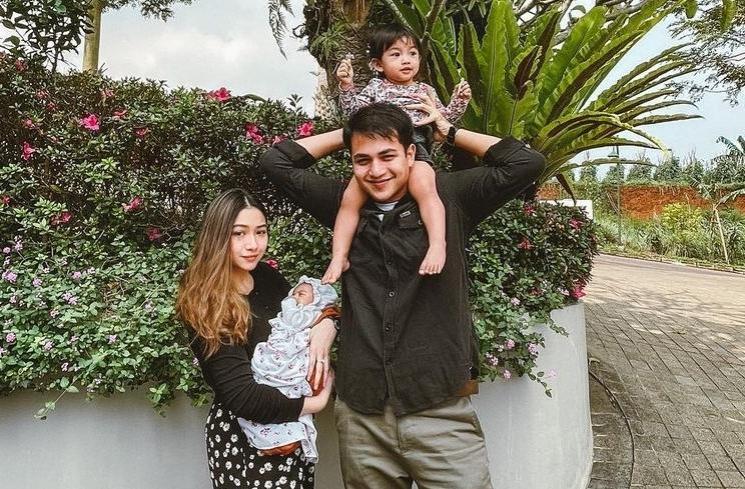 Rizky Alatas dan Adzana Bing Slamet bersama buah hati. (Instagram/@adzanabs)