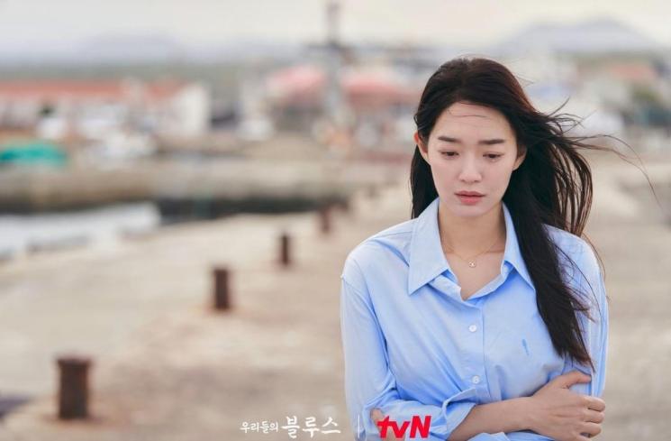 Adu Gaya Shin Min Ah dan Han Ji Min di Our Blues (Instagram/@tvn_drama)