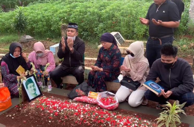 Keluarga Haji Faisal ke makam Vanessa Angel dan Bibi Ardiansyah. [MataMata.com/Adiyoga Priyambodo]