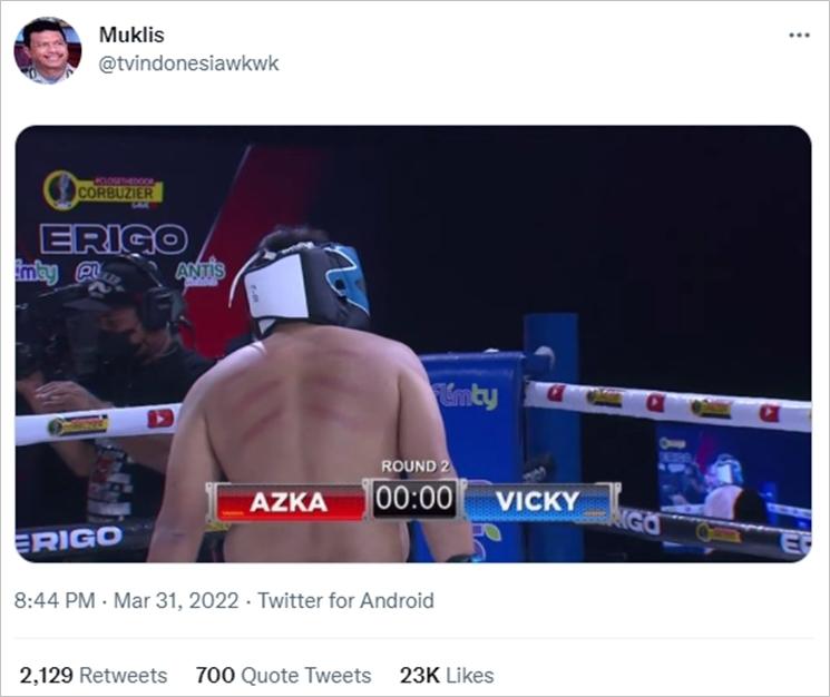 "Tato" di punggung Vicky Prasetyo saat adu tinju lawan Azka Corbuzier bikin ngakak. (Twitter/@tvindonesiawkwk)