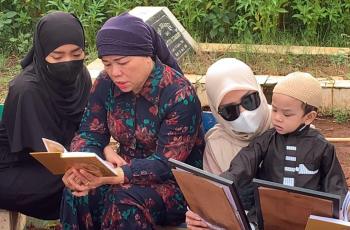 Pilunya Gala Sky Tabur Bunga di Makam Vanessa Angel: Ini Mami