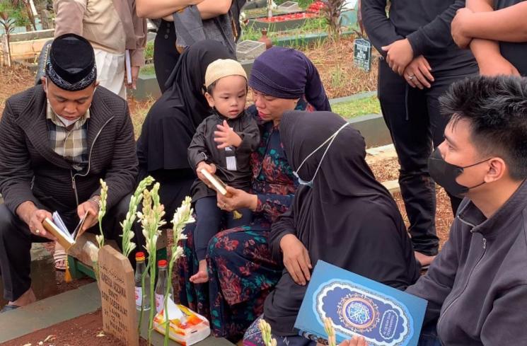 Keluarga Haji Faisal ke makam Vanessa Angel dan Bibi Ardiansyah. [MataMata.com/Adiyoga Priyambodo]