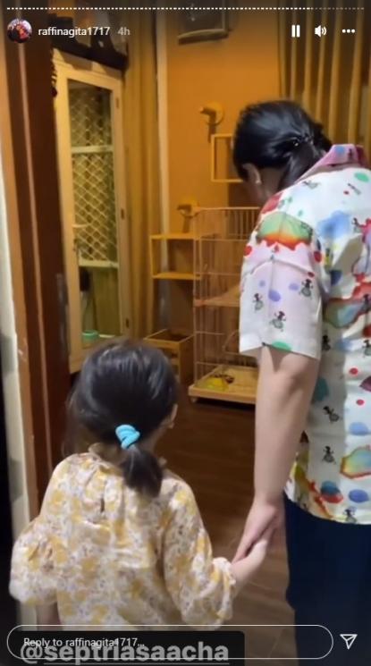  Momen Brie Anak Acha Septriasa Main ke Rumah Rafathar dan Rayyanza (Instagram/@merryraffiahmad)