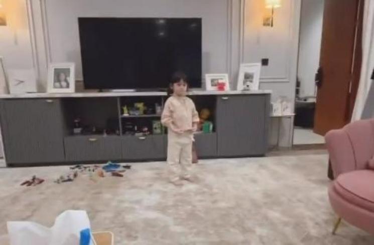  Momen Brie Anak Acha Septriasa Main ke Rumah Rafathar dan Rayyanza (Instagram/@merryraffiahmad)