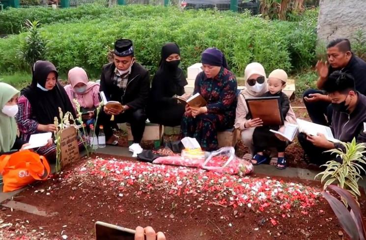 Momen Artis Ziarah Jelang Ramadhan (Instagram/@marissyaichareal)
