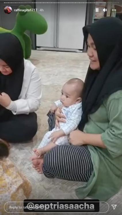  Momen Brie Anak Acha Septriasa Main ke Rumah Rafathar dan Rayyanza (Instagram/@merryraffiahmad)